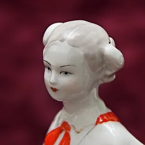 Коллекционная Фарфоровая статуэтка «Девочка Пионерка со скрипкой», «Красный фарфорист» Чудово, СССР -1958 год. 