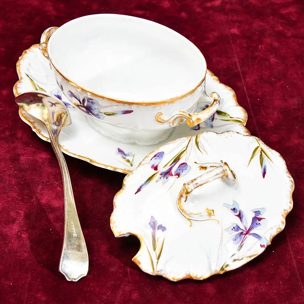 Редкость! Соусник - Судок с крышкой и ложкой "Цветы Ирисы" , Limoges Франция, середина ХХ века.