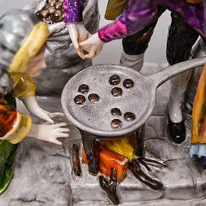 Коллекционная Фарфоровая статуэтка «Жареные каштаны», VOLKSTEDT Германия, середина ХХ века. 