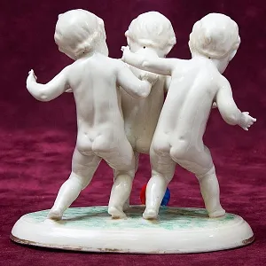 Коллекционная Фарфоровая статуэтка «Путти с мячом», Германия - середина ХХ века. 