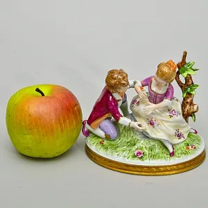 Коллекционная Фарфоровая статуэтка «Дети, Первое свидание», Unterweissbach Германия, 1958 - 1976 годы.