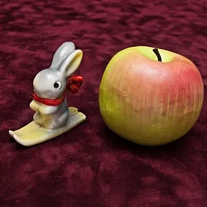 Коллекционная Фарфоровая Статуэтка «Зайчик на лыжах», Барановский ФЗ CCCР,  конец 50 -х годов.
