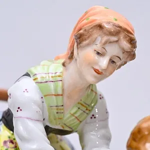 Коллекционная Фарфоровая статуэтка «Папа пришел с работы», VOLKSTEDT Германия, середина ХХ века.