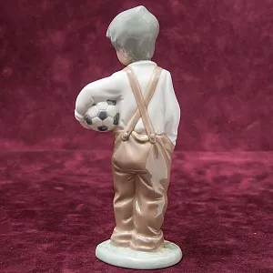 Коллекционная Фарфоровая статуэтка «Маленький футболист» NAO by Lladro, Daisa, Испания -1988 год.