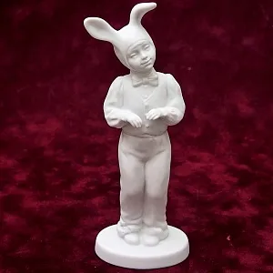 Коллекционная Авторская Статуэтка «Мой Зайчик» из серии «Детский Утренник», фарфор ИФЗ, Россия.