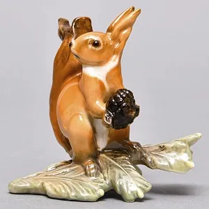 Коллекционная Фарфоровая статуэтка «Белка с шишкой», Hutschenreuther Германия, середина ХХ века. 