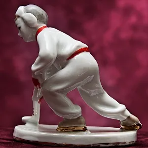 Коллекционная Фарфоровая статуэтка «Юный хоккеист», ЛЗФИ СССР, 1956 - 1967 годы. 