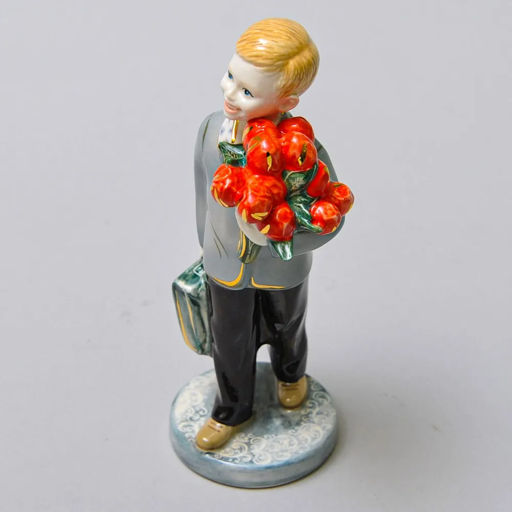 Авторская Коллекционная Фарфоровая Статуэтка «Школьник с букетом тюльпанов», Россия.