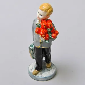 Авторская Коллекционная Фарфоровая Статуэтка «Школьник с букетом тюльпанов», Россия.