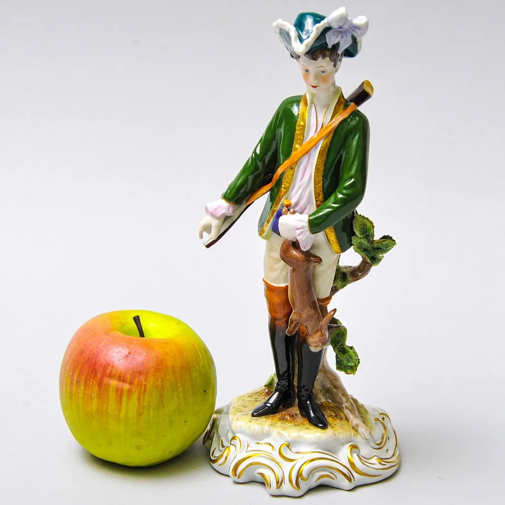 Коллекционная Фарфоровая статуэтка «Охотник с трофеем», Scheibe - Alsbach Германия 1952 - 1972 годы.