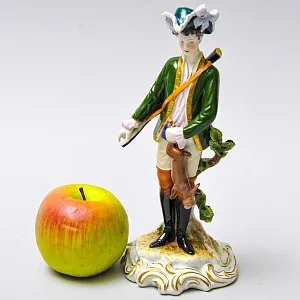 Коллекционная Фарфоровая статуэтка «Охотник с трофеем», Scheibe - Alsbach Германия 1952 - 1972 годы.