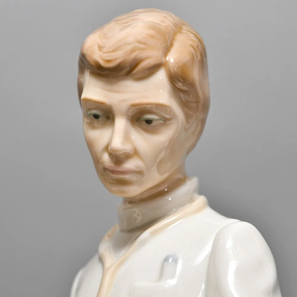 Коллекционная Фарфоровая статуэтка «Доктор. Мужчина Врач», NAO by Lladro Испания. 