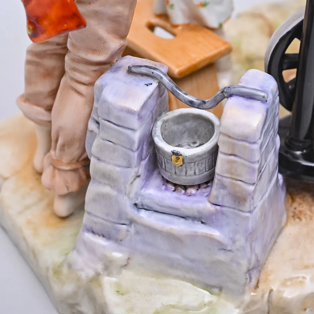 Коллекционная Фарфоровая статуэтка «Папа пришел с работы», VOLKSTEDT Германия, середина ХХ века.