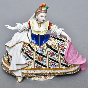 Антикварная статуэтка «Дама - Королевский прием», Фарфор SITZENDORF Германия, 1884 - 1902 годы.