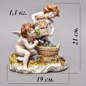 Антикварная Фарфоровая статуэтка «Урожай. Путти, собирающие виноград», Carl Thieme Германия.