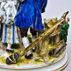 Антикварная Фарфоровая статуэтка «Влюбленная пара. Прятки у колодца», VOLKSTEDTER Германия.