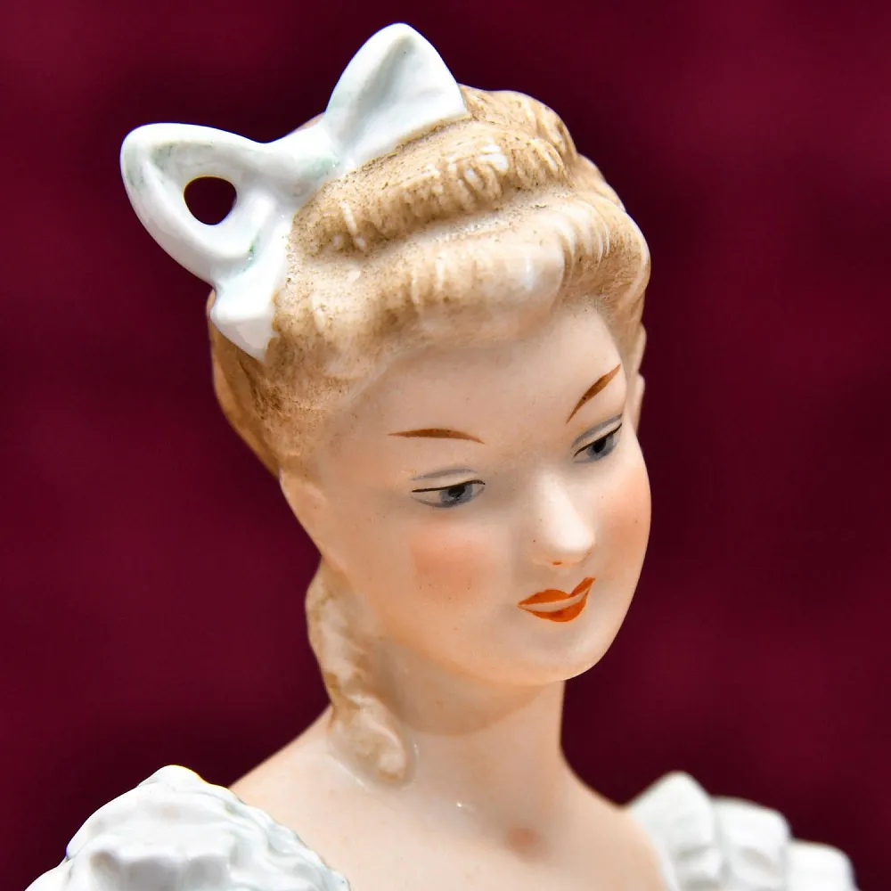 Коллекционная статуэтка «Балерина, завязывающая пуанту», Фарфор WALLENDORF, Германия.