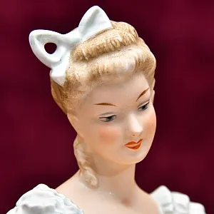 Коллекционная статуэтка «Балерина, завязывающая пуанту», Фарфор WALLENDORF, Германия.