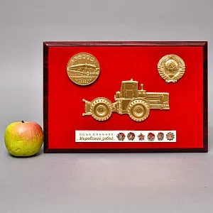 Агитационное Панно - Советский Памятный Знак «Трактор Кировец» - СССР - 1982 год.