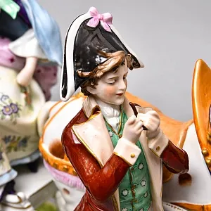 Большая Фарфоровая статуэтка «Дама в паланкине и Цветочница», Scheibe-Alsbach Германия, середина ХХ века.