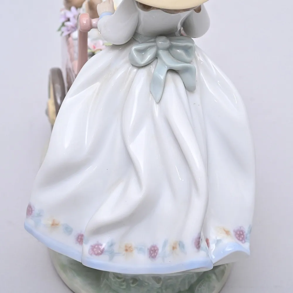 Авторская Фарфоровая статуэтка «Девочка с тележкой цветов и котятами», Lladro Испания.