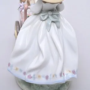 Авторская Фарфоровая статуэтка «Девочка с тележкой цветов и котятами», Lladro Испания.