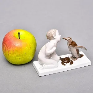 Антикварная Фарфоровая статуэтка «Мальчик, пингвин и краб», ROSENTHAL Германия, первая половина ХХ века.