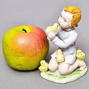 Коллекционная статуэтка «Мальчик с цыплятами», Фарфор ROSENTHAL Германия, первая половина ХХ века. 