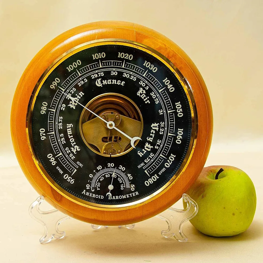 Винтажный Барометр - Термометр -  в Деревянном корпусе СССР 80 -е годы.