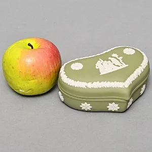 Шкатулка - Бонбоньерка «Античный сюжет», фарфор ВЕДЖВУД / WEDGWOOD, Англия, вторая половина ХХ века.