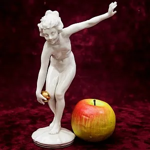 Фарфоровая Статуэтка «Девушка с мячом», Hutschenreuther,  Германия - 1955-1968 годы.