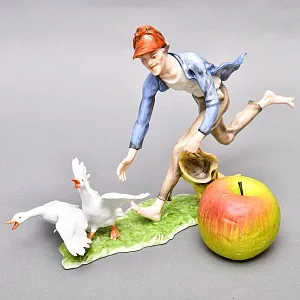 Коллекционная Фарфоровая статуэтка «Ловец гусей. Мальчик и гуси», KAISER Германия, 1979 - 1990 годы. 