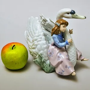 Коллекционная Фарфоровая Статуэтка «Девочка и лебедь», Lladro Испания - 1990 год.