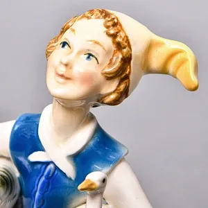 Коллекционная Фарфоровая статуэтка «Мальчик с гусями и поросенком», Karl Ens Германия.