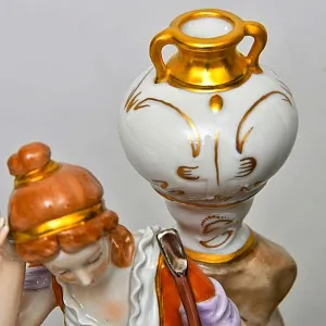 Коллекционная Фарфоровая статуэтка «Игра на волынке», SITZENDORF Германия.