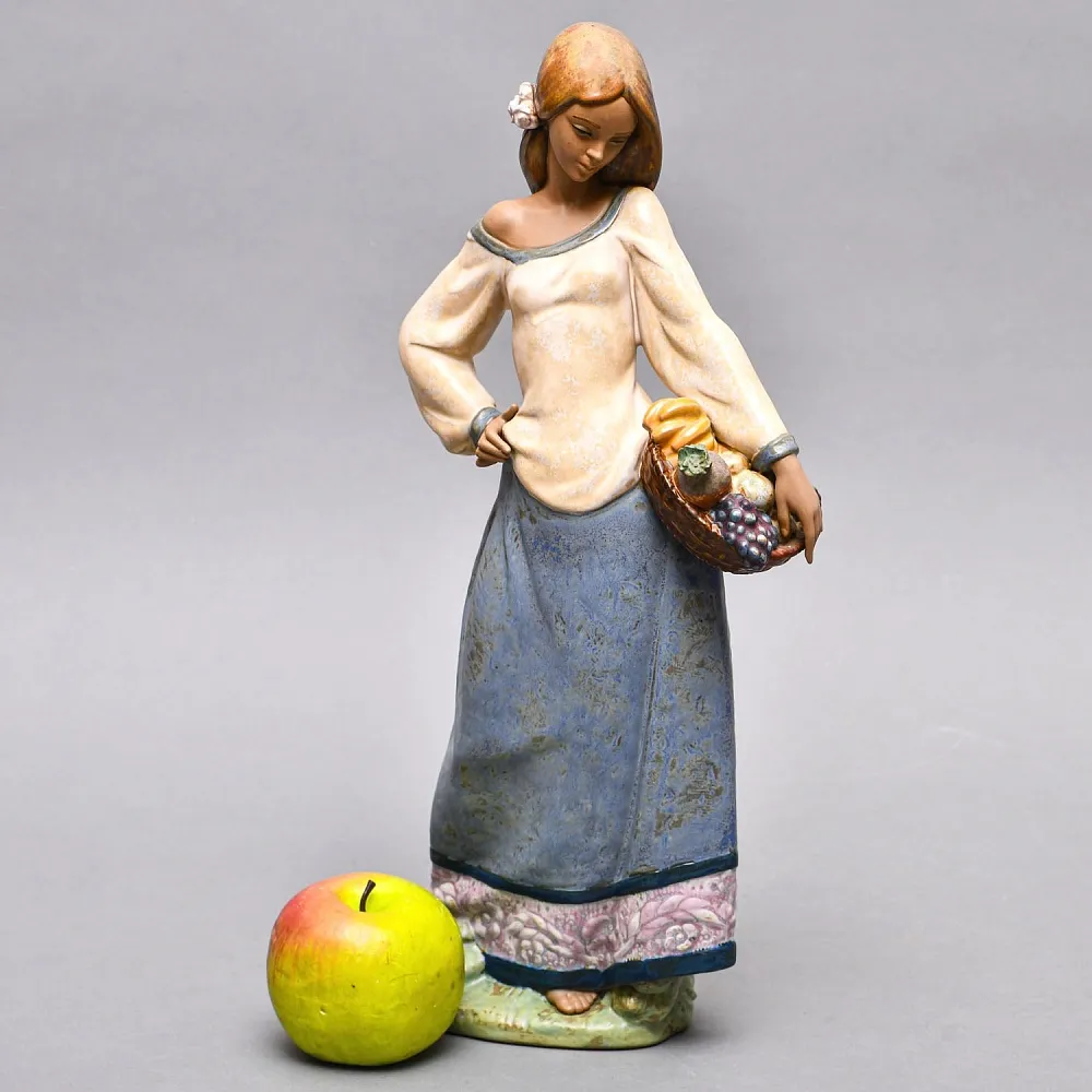 Большая Фарфоровая статуэтка «Девушка с корзиной фруктов», Lladro серия Грес, Испания.