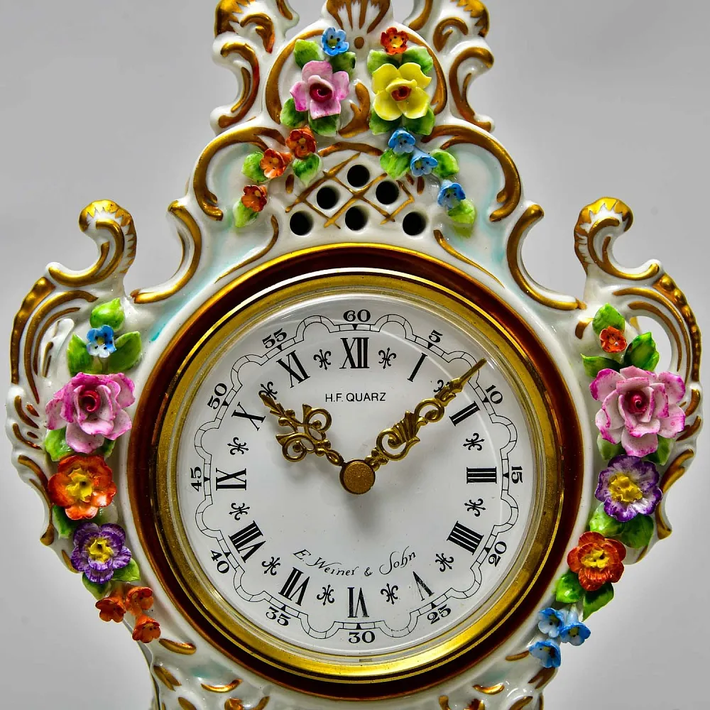 Каминные Кварцевые Часы в стиле Рококо, Фарфор SANDIZELL, Германия 80-е годы ХХ века.