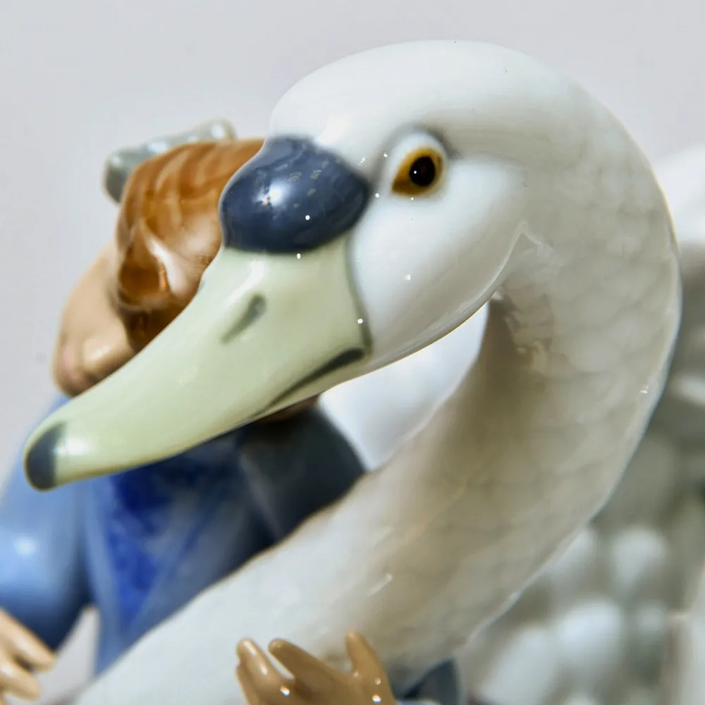 Коллекционная Фарфоровая Статуэтка «Девочка и лебедь», Lladro Испания - 1990 год.