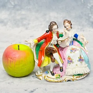 Редкость! Статуэтка «ЛЮБОВНЫЙ РОМАН», Кружевной Фарфор VOLKSTEDT, Германия - середина ХХ века.