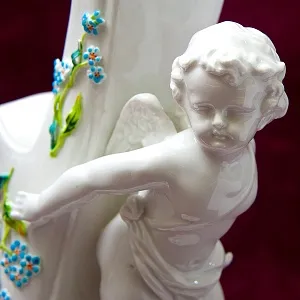 Антикварная Вазочка - Статуэтка «Путти с туфелькой», Фарфор SITZENDORF Германия 1880-1900 годы.