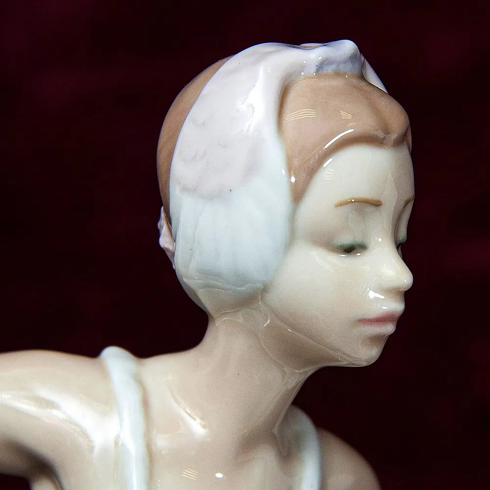 Коллекционная Фарфоровая статуэтка «Балерина - Лебединое озеро» Lladro, Испания.