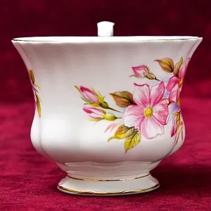 Коллекционная Фарфоровая Чайная пара «ШИПОВНИК», ROYAL ALBERT Англия, вторая половина ХХ века.