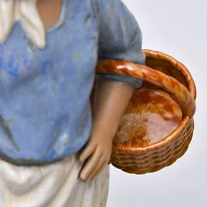 Коллекционная Фарфоровая статуэтка «Девочка с двумя корзинками», NAO by Lladro серия Грес, Испания.