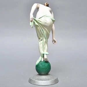 Антикварная Фарфоровая статуэтка «Обнаженная девушка на шаре», Rosenthal Германия - 1935 год. 