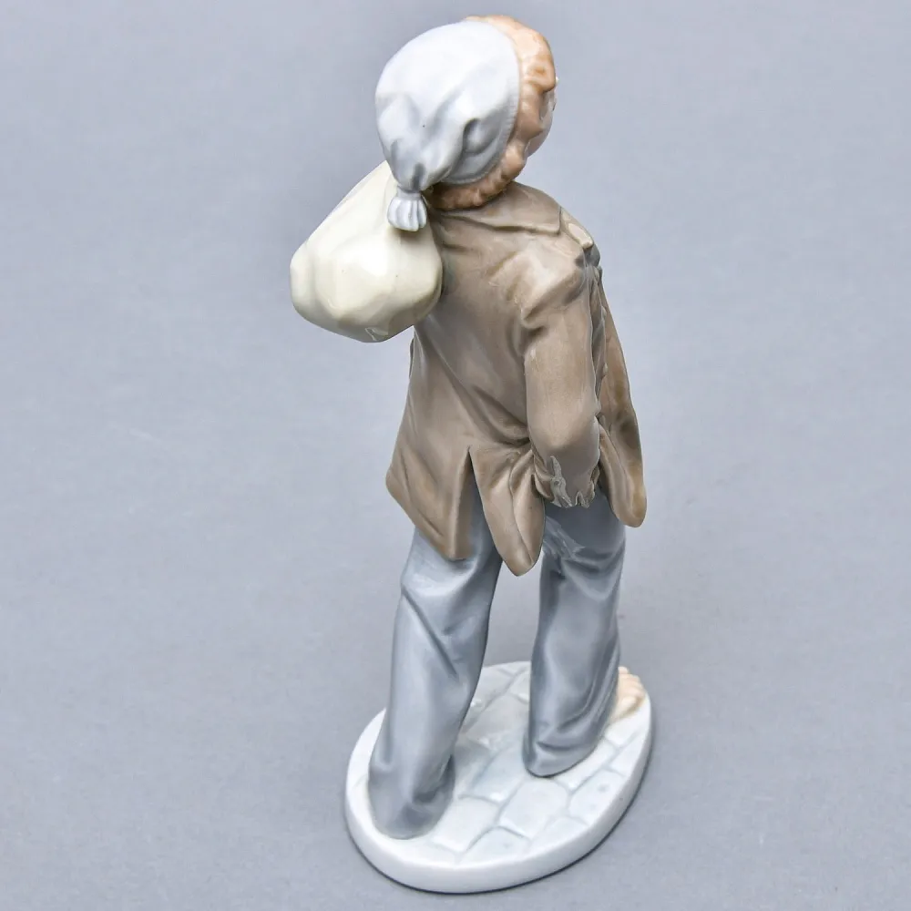 Коллекционная Фарфоровая статуэтка «ЮНГА. Босоногий мальчик», NAO by Lladro. 