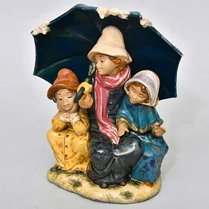 Коллекционная Фарфоровая статуэтка «Трое под зонтом». Грес Lladro Испания, 1978 - 1988 годы.