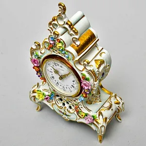Каминные Кварцевые Часы в стиле Рококо, Фарфор SANDIZELL, Германия 80-е годы ХХ века.