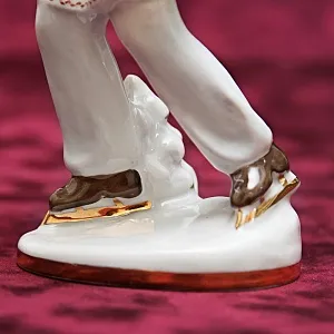 Фарфоровая Статуэтка «На катке», ЛФЗ СССР -1950-60 годы ХХ века.