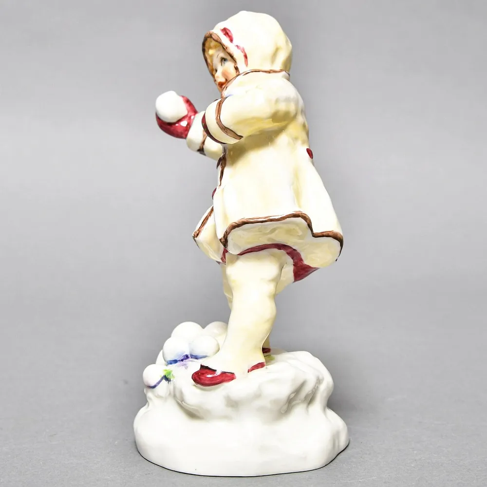 Авторская Фарфоровая статуэтка «Девочка со снежком», Royal Worcester Англия.