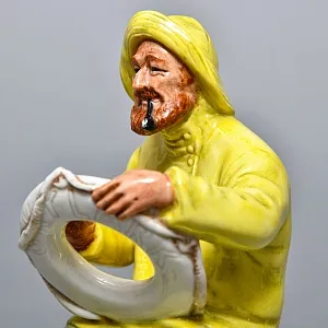 Коллекционная Фарфоровая статуэтка «Лодочник - Рыбак», Royal Doulton Ангия, 1970 - 1987 годы. 